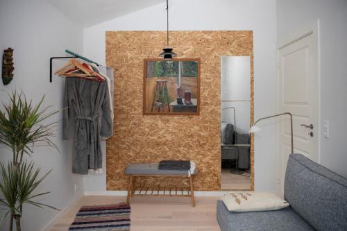 - un salon avec un canapé et une photo sur le mur dans l'établissement Spurvereden ved vandet, à Greve Strand