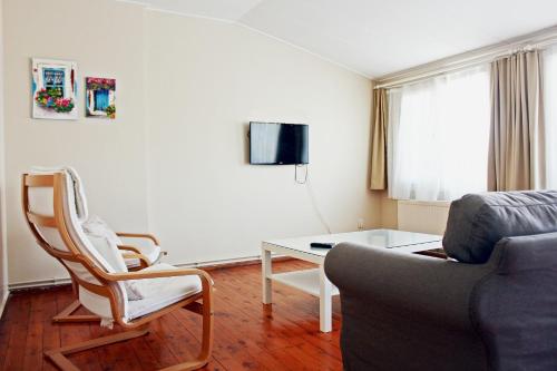 a living room with a couch and a table at Yeni Apart Hotel in Buyukada