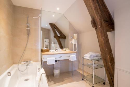 W łazience znajduje się prysznic, wanna i umywalka. w obiekcie Villa Louise w mieście Aloxe-Corton