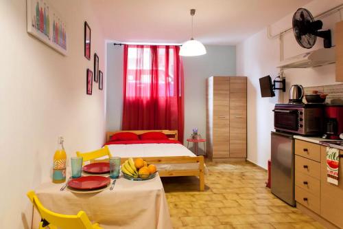 ein Zimmer mit einem Bett und einem Tisch mit Bananen darauf in der Unterkunft Studio for Couples near Downtown in Iraklio