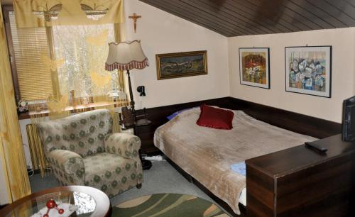A bed or beds in a room at Pokoje Gościnne pod Sikornikiem
