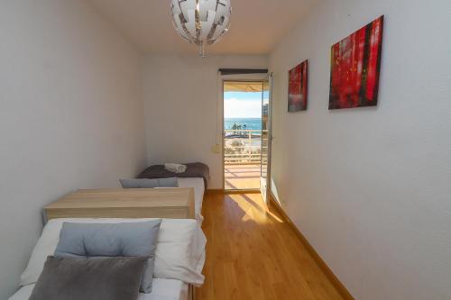 una camera con un letto, un tavolo e una finestra di DIFFERENTFLATS Rubens a Salou