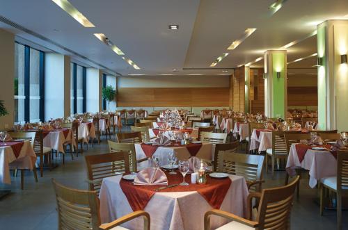 Restoran või mõni muu söögikoht majutusasutuses Coral Sea Aqua Club Resort