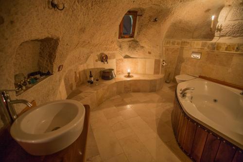 Bilik mandi di Koza Cave Hotel
