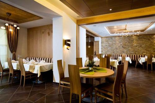 Hotel Pfandleralmにあるレストランまたは飲食店
