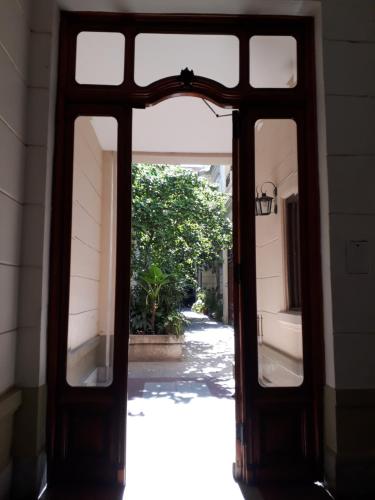 otwarte drzwi na dziedziniec z rośliną w obiekcie Buenos Aires Centro w BuenosAires