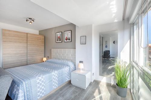 1 dormitorio con cama y ventana grande en Estepona Real Apartamentos, en Estepona