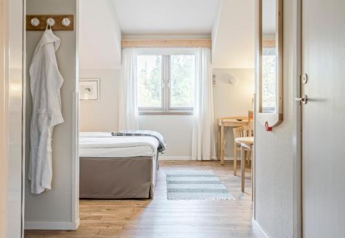 Ένα ή περισσότερα κρεβάτια σε δωμάτιο στο Storsätra Fjällhotell