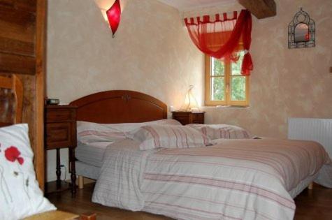 a bedroom with two beds and a window at Maison d'hôtes & Gîtes Domaine de la Garaye in Dinan