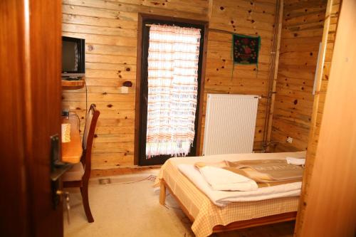 En eller flere senge i et værelse på KULA DAMJANOVA-Komnenovo selo