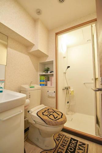 a bathroom with a toilet and a sink and a shower at 新宿都心JR山手线步行3分钟家庭组团出游首选东京市景韩国步行街免费WiFi in Tokyo