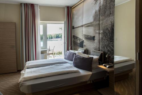 En eller flere senger på et rom på Hotel am Untersee