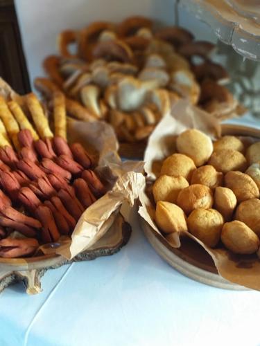 Gullu Konaklari في سلجوك: طاولة مع طبق من النقانق والخبز