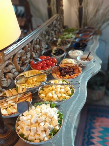 Gullu Konaklari في سلجوك: بوفيه من أنواع مختلفة من الطعام على الطاولة