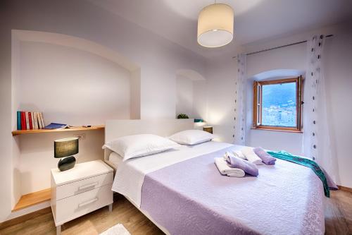 Postel nebo postele na pokoji v ubytování Demaria apartman u Komiži s pogledom na more