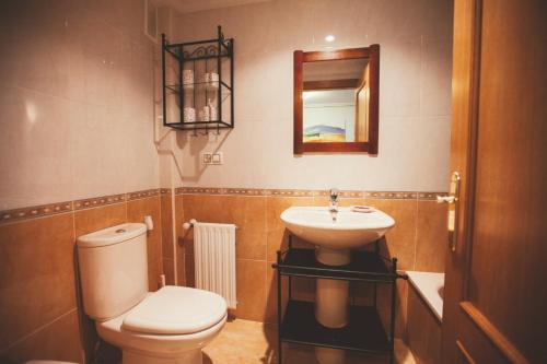 uma casa de banho com um WC e um lavatório em Espumeru, apartamento en Llanes em Llanes