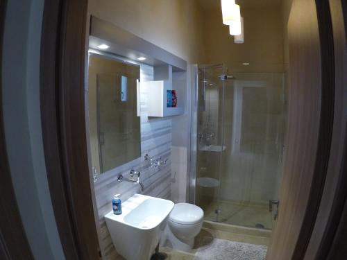 y baño con lavabo, aseo y ducha. en Signorino Suites&Pool, en Marsala