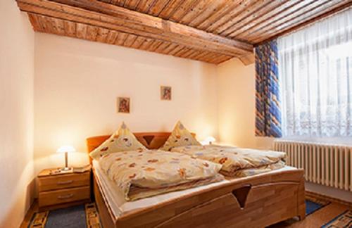una camera con letto e finestra di Steffi's Landhof a Bad Wörishofen