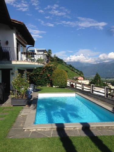 een zwembad in de tuin van een huis bij Casa Micheroli Parterre in Gordola