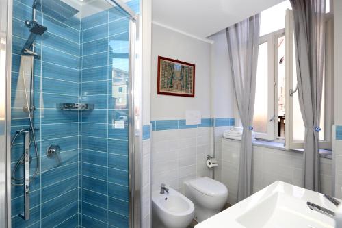 een badkamer met douche, toilet en wastafel bij VILLA ROSA in Napels