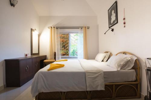 Un pat sau paturi într-o cameră la Villa Sunflower