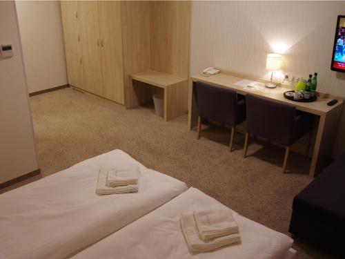 Ένα ή περισσότερα κρεβάτια σε δωμάτιο στο Hotel Uniejów