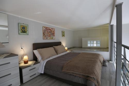 een slaapkamer met een groot bed en een balkon bij VILLA ROSA in Napels