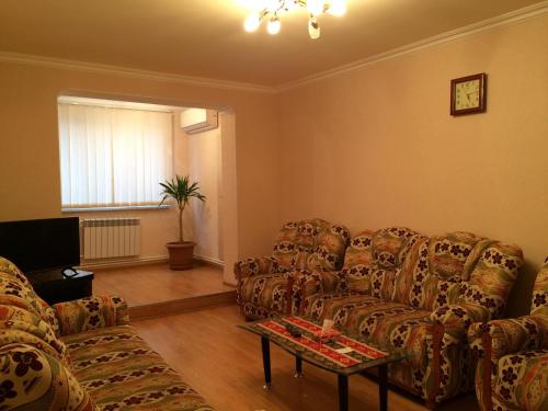 - un salon avec deux canapés et une table dans l'établissement Beautiful sunny home, à Erevan