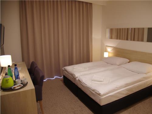 Ένα ή περισσότερα κρεβάτια σε δωμάτιο στο Hotel Uniejów
