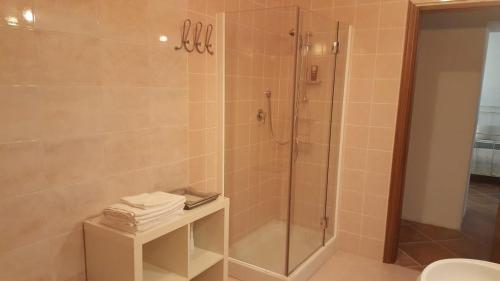 baño con ducha y puerta de cristal en Slow Umbria 05039, en Stroncone