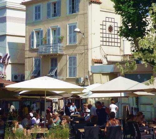 Balcony in Heart of pedestrian centre of Old Antibes