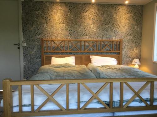 Un pat sau paturi într-o cameră la The Little Swedish Stuga