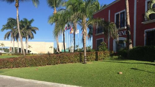 Jardín al aire libre en Luxury Modern Bahia Principe Condo