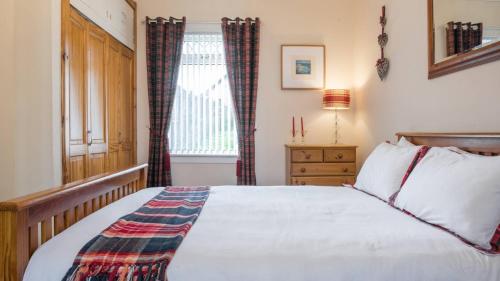 En eller flere senger på et rom på Pippin, Tranquil Scottish Cottage with Hot Tub