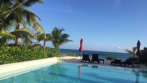 Het zwembad bij of vlak bij Luxury Modern Bahia Principe Condo