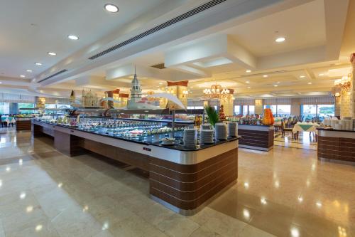 een bar in een hotellobby met een buffet bij Alba Royal Hotel - Ultra All Inclusive -Adults Only (+16) in Side