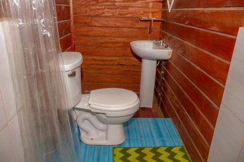 łazienka z toaletą i umywalką w obiekcie Tambopata River w mieście Puerto Maldonado