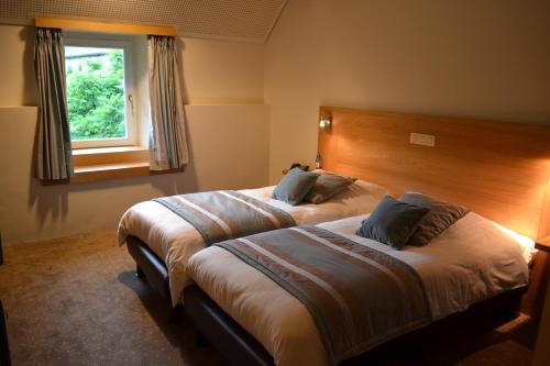 Ένα ή περισσότερα κρεβάτια σε δωμάτιο στο Golf & Hôtel de Falnuée