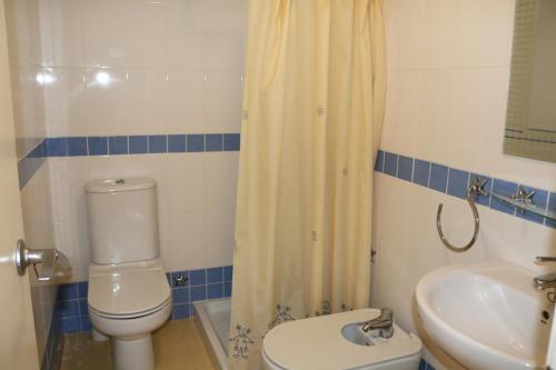 a bathroom with a toilet and a sink at Apartamento moderno en el centro de moraira in Moraira