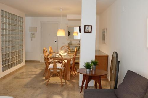 a kitchen and dining room with a table and chairs at Apartamento moderno en el centro de moraira in Moraira