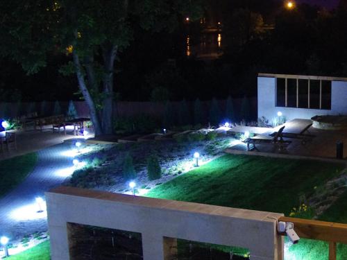 Κήπος έξω από το Hotel Uniejów