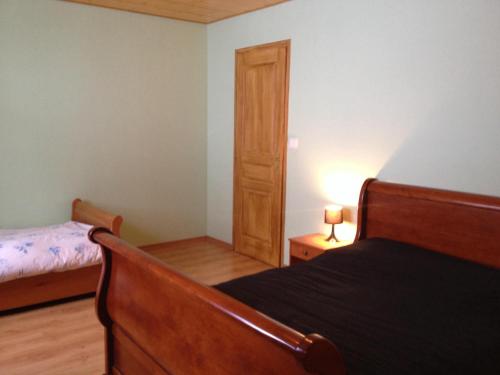 a small bedroom with a bed and a door at Appartement 60m2 entre lac et montagne in Vailly