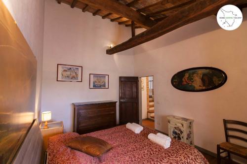 una camera con un letto con due cuscini sopra di Casa Coccinelle a Mazzolla