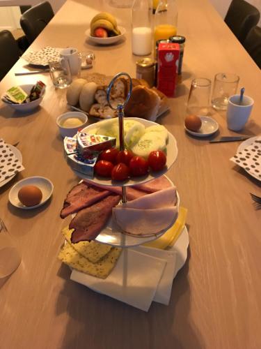 a table with a plate of breakfast food on it at De Fugelsang in Jonkersland