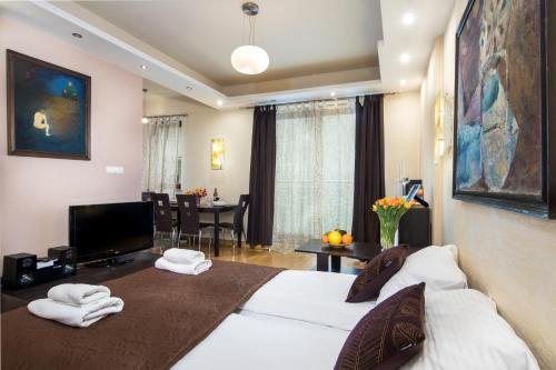 1 dormitorio con 1 cama grande y toallas. en Abra Apartment, en Cracovia