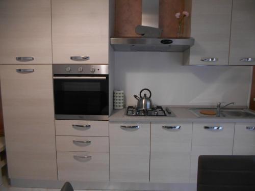 Dapur atau dapur kecil di Appartamento mare e monti Two