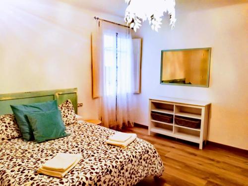 um quarto com uma cama com duas toalhas em Tirwal Suite em Teruel