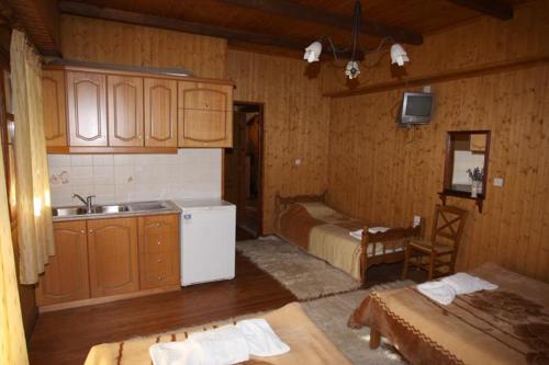 A kitchen or kitchenette at Athamania Artas