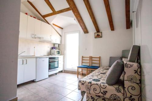 eine Küche mit einem Sofa und einem Tisch in einem Zimmer in der Unterkunft Apartment Boras Lux in Cavtat