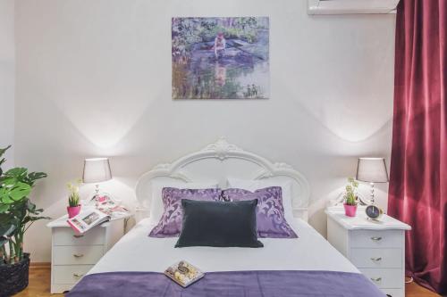 モスクワにあるGMApartments near New Arbatのベッドルーム(紫色の枕が付いた白いベッド付)
